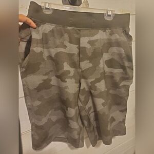 Mens small Lululemon Camo shorts